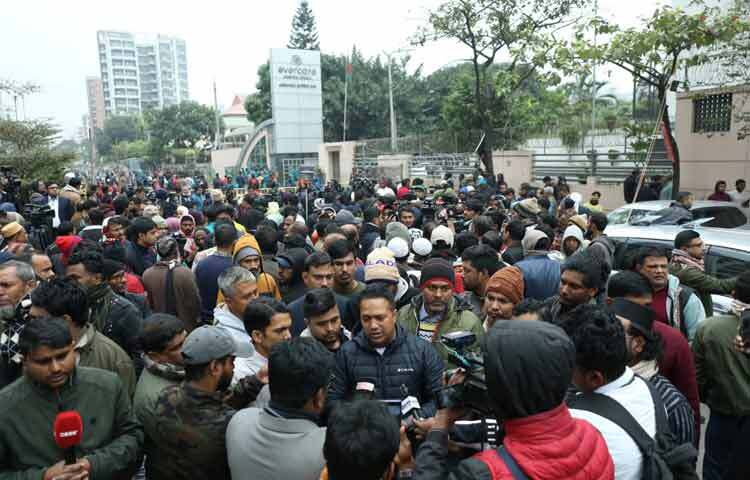 সকাল থেকেই হাসপাতালের প্রবেশদ্বারে দীর্ঘ লাইন ধরে উপস্থিত ছিলেন নেতাকর্মীরা।