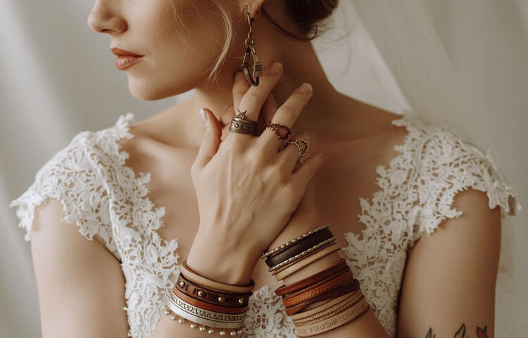 লেদার ব্যান্ড: যারা নিয়ম ভাঙতে ভালোবাসেন, তাদের জন্য একেবারে পারফেক্ট পছন্দ এটি। লেদারের ব্যান্ডে আসে একরাশ রাফ, বোল্ড এবং ফ্যাশনেবল অনুভূতি একদম অন্যরকম।