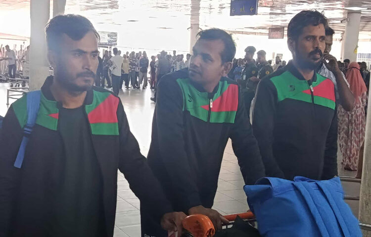 লিবিয়ার বেনগাজির গানফুদা ডিটেনশন সেন্টার থেকে দেশে ফিরেছেন ১৭৫ বাংলাদেশি। সকাল সোয়া ৬টায় লিবিয়ার বুরাক এয়ারলাইন্সের একটি ফ্লাইটে হযরত শাহজালাল আন্তর্জাতিক বিমানবন্দরে পৌঁছান তারা। ছবি: রায়হান আহমেদ