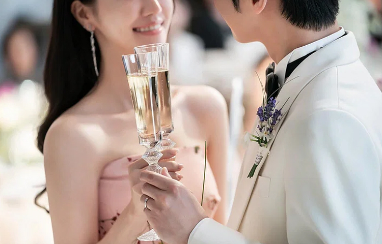 সম্প্রতি বিয়ের ছবি সামাজিক যোগাযোগ মাধ্যমে ইনস্টাগ্রামে পোস্ট করে অভিনেতা লিখেছেন, ‘আমি অসাধারণ এক বন্ধুকে পেয়েছি, যার সঙ্গে বাকি জীবন কাটিয়ে দিতে চাই।’