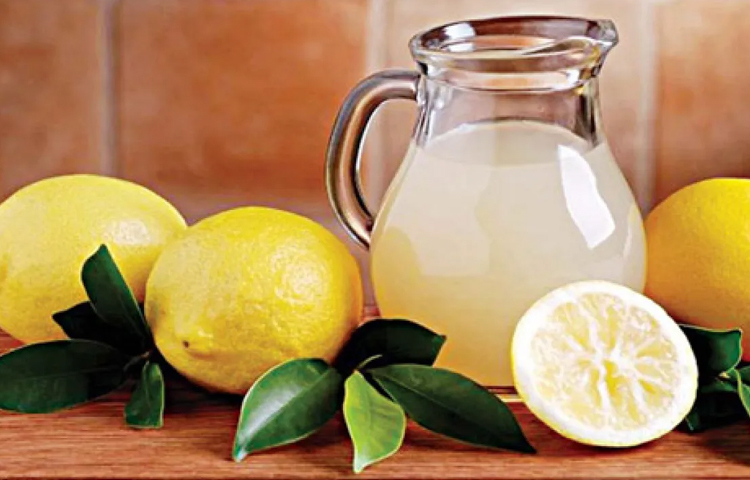 লেবুর শরবত হলো গরমের সময়ে অন্যতম পরিচিত প্রাকৃতিক পানীয়। প্রচণ্ড গরমে লেবুর শরবত পান করলে শরীর সতেজ এবং আরো বেশি কর্মদ্যোমী হয়ে উঠে। এক গ্লাস লেবুর শরবত গরমে শরীরের পানি স্বল্পতা দূর করে আমাদের এনে দেবে প্রশান্তি। লেবুতে থাকা ভিটামিন ‘সি’ এপিনেফ্রিন হরমোনকে উদ্দীপ্ত করে, যা নার্ভ স্টিমুলেশনে সাহায্য করে। ছবি: সংগৃহীত