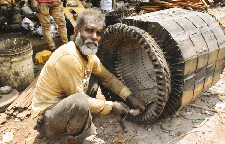 তীব্র তাপপ্রবাহের মধ্যেও থেমে নেই শ্রমজীবী মানুষরা। ছবি: বিপ্লব দীক্ষিত