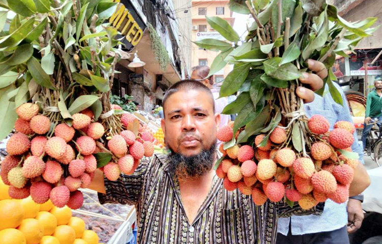 রাজধানীর বাজারে রসালো আমের পাশাপাশি মিলছে লিচুও। ছবি: বিপ্লব দীক্ষিত