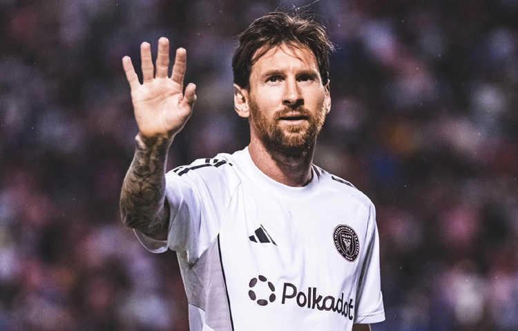 ২০০৪ সালে মাত্র ১৭ বছর বয়সে বার্সেলোনার মূল দলে অভিষেক হয় মেসির। এরপর প্রায় দুই দশক ধরে ক্লাবটির হয়ে খেলেছেন ৭৮০টির বেশি ম্যাচ, করেছেন রেকর্ড ৬৭২ গোল। তার নেতৃত্বে বার্সেলোনা জিতেছে ১০টি লা লিগা শিরোপা, ৭টি কোপা দেল রে, ৪টি চ্যাম্পিয়নস লিগ এবং অসংখ্য আন্তর্জাতিক ও ঘরোয়া ট্রফি।