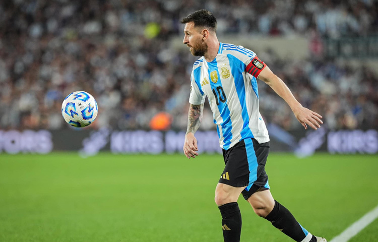 কিন্তু তখনই আশার আলো হয়ে এল স্প্যানিশ ক্লাব এফসি বার্সেলোনা। মাত্র ১৩ বছর বয়সে এক প্র্যাকটিস সেশনে চোখধাঁধানো ড্রিবলিংয়ে কোচদের মুগ্ধ করেন তিনি। এরপর ক্লাব তাকে স্পেনে নিয়ে আসে এবং পুরো চিকিৎসার ভার নেয়। সেখান থেকেই শুরু হয় লিওনেল মেসির কিংবদন্তি হয়ে ওঠার যাত্রা।