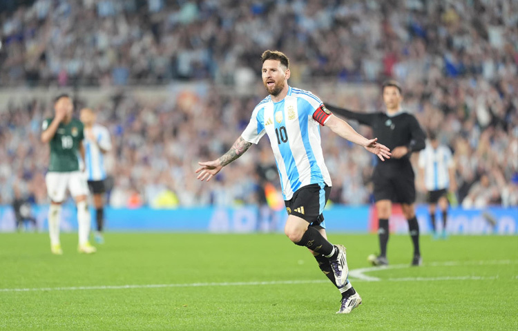 মেসির চোখে জল, গোটা দল তাকে ঘিরে নাচছে। আর্জেন্টিনা জুড়ে উল্লাস, বিশ্ব জুড়ে আবেগ। একটা মানুষ, যিনি শুধু ফুটবল খেলেন না মানুষকে স্বপ্ন দেখান। তার জয়ের আনন্দ একক নয়, তা ছিল বিশ্ববাসীর।