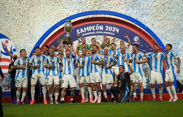 ২০২১ সালের কোপা আমেরিকা মেসির আন্তর্জাতিক ক্যারিয়ারে এক নতুন মোড়। ব্রাজিলের মাটিতে ফাইনালে ব্রাজিলকে হারিয়ে আর্জেন্টিনাকে এনে দেন বহু কাঙ্ক্ষিত শিরোপা। সেই জয় শুধু একটি ট্রফি নয়, মেসির প্রতি বছরের পর বছর ধরে জমে থাকা অবমূল্যায়নের জবাব।