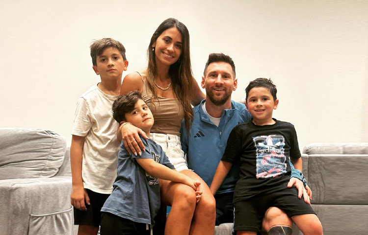 মেসির মাঠের বাইরের জীবনও অনুকরণীয়। কখনো অহংকারে ভেজেননি। স্ত্রী আন্তোনেলা রোকুজ্জোকে বাল্যবন্ধু হিসেবে পাওয়া, সন্তানদের সঙ্গে সময় কাটানো, সাদামাটা জীবনযাপন-মেসি যেন আধুনিক দুনিয়ার মধ্যে একজন অনাড়ম্বর নায়ক। সাফল্য তাকে আচ্ছন্ন করেনি, বরং করে তুলেছে আরও সংবেদনশীল।