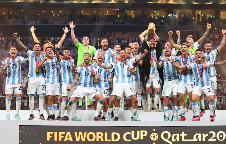 ফ্রান্সের বিপক্ষে রোমাঞ্চকর সেই ফাইনালে দুইবার এগিয়ে গিয়েও টাইব্রেকারে গড়ায় খেলা। স্নায়ুক্ষয়ী লড়াইয়ে অবশেষে বিজয়ী আর্জেন্টিনা। আর সেই সঙ্গে মেসির হাতে উঠলো ফুটবলের সবচেয়ে মর্যাদার ট্রফি ফিফা বিশ্বকাপ।