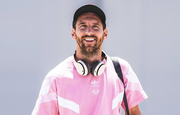 বার্সেলোনায় সাফল্যের ফুলঝুরি ঝরালেও আর্জেন্টিনা জাতীয় দলে বারবার ব্যর্থতার গ্লানি পিছু নিয়েছিল মেসিকে।