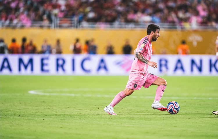 মেসির মাত্র ১১ বছর বয়সে ধরা পড়ে হরমোন জনিত সমস্যা, যার ফলে স্বাভাবিকভাবে উচ্চতা বাড়ছিল না। চিকিৎসার খরচ বহন করার মতো সামর্থ্য ছিল না মেসির পরিবারে। আর্জেন্টিনার বড় বড় ক্লাবগুলো তাকে ফিরিয়ে দিয়েছিল, কেউই সেই ঝুঁকি নিতে চায়নি।