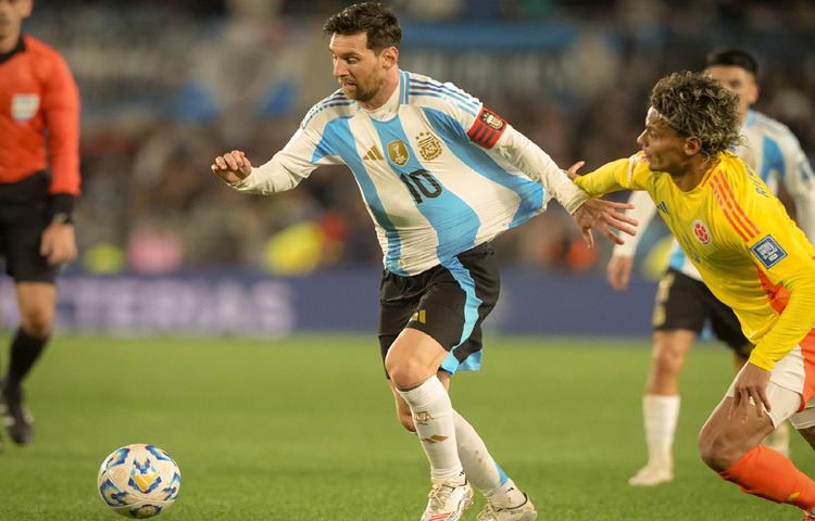 মেসির খেলার ধরন ছিল চোখে জল আনা শিল্প। পাস, ড্রিবল, শট-সবকিছুতেই ছিল পরিপূর্ণতা। তার পায়ে বল মানেই যেন সংগীতের মতো এক ছন্দ।