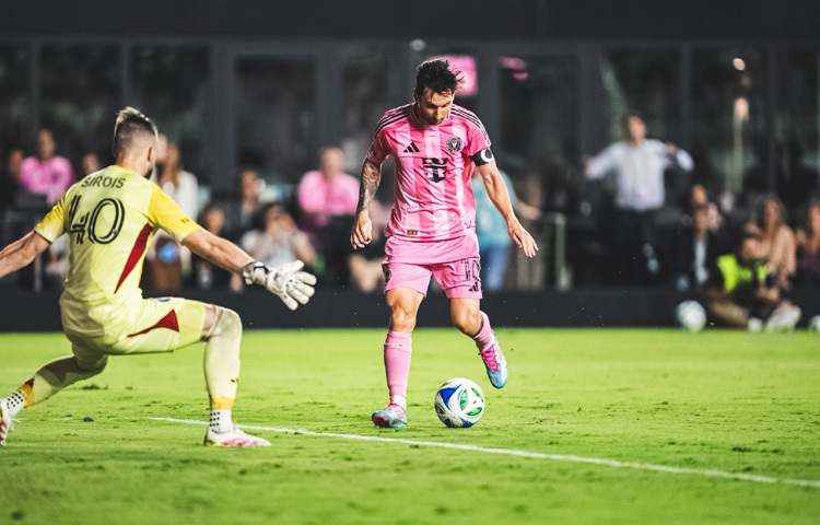 ২০১৪ বিশ্বকাপে ফাইনালে হেরে যাওয়ার বেদনা, কোপা আমেরিকায় একাধিকবার রানার্স আপ হয়ে যাওয়ার হতাশা-সব মিলিয়ে জাতীয় দলের হয়ে কিছু করতে না পারার গ্লানি মেসিকে ভেতরে ভেতরে কুরে খাচ্ছিল।