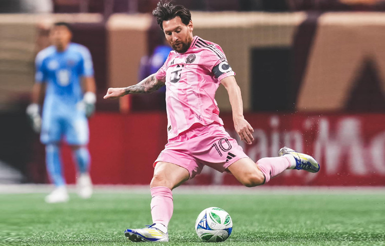 কেউ বলে মেসি পেলের চেয়েও বড়; কেউ বলে মারাদোনার উত্তরসূরি। কিন্তু প্রকৃতপক্ষে মেসি শুধুই মেসি। নিজস্ব ধারায়, নিজস্ব ছন্দে গড়ে তুলেছেন এক অনন্য সাম্রাজ্য। এমনকি যারা ফুটবল বোঝেন না, তারাও তাকে ভালোবাসেন শুধু তার সততা ও শুদ্ধতার জন্য।