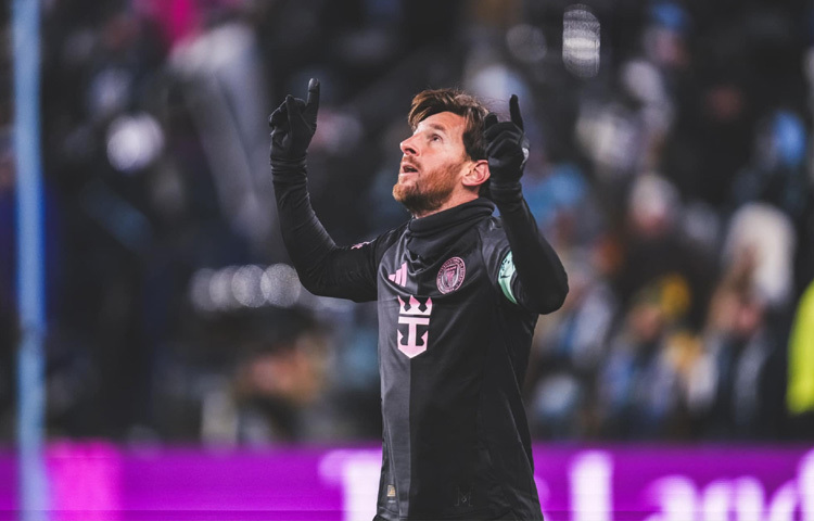 এক সময় জাতীয় দল থেকে অবসরও নিয়ে ফেলেছিলেন। কিন্তু আবার ফিরে আসেন, আরও দৃঢ় প্রতিজ্ঞ হয়ে।