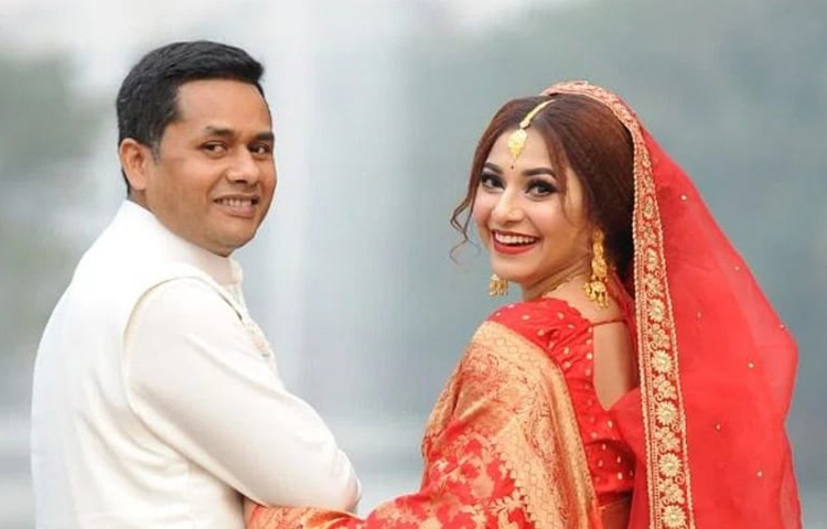 গত বছরের ১৯ নভেম্বর হঠাৎ করেই প্রকাশ্যে আসে গায়িকা লিজার বিয়ের খবর। যুক্তরাষ্ট্রের ব্যবসায়ী সবুজকে বিয়ে করেছেন এই গায়িকা। ছবি: ফেসবুক