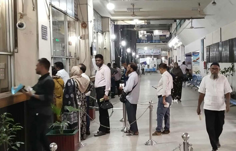 সকাল থেকেই এসব এলাকার বিভিন্ন ব্যাংকের শাখায় গ্রাহকদের উপস্থিতি দেখা গেছে। কর্মকর্তারা জানান, দিনের শুরুতে কিছুটা কম গ্রাহক এলেও বেলা বাড়ার সঙ্গে সঙ্গে তা বাড়ছে। লেনদেনের পরিবেশ পুরোপুরি স্বাভাবিক।