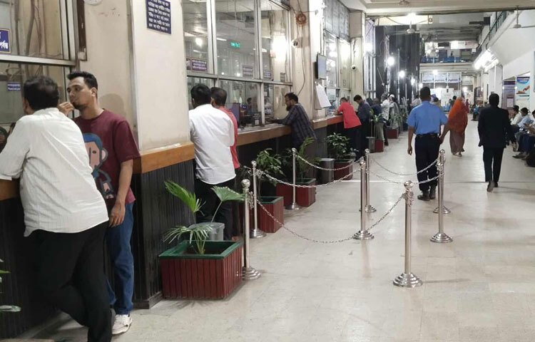 ব্যাংক ও আর্থিক প্রতিষ্ঠানগুলোতে স্বাভাবিকভাবে লেনদেন চলছে।