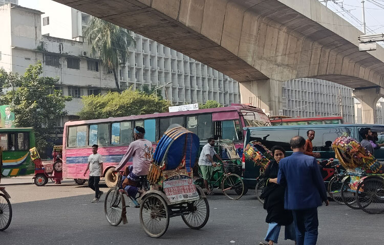 গত রাত থেকে রাজধানীসহ দেশের বিভিন্ন স্থানে বিচ্ছিন্নভাবে গাড়িতে অগ্নিসংযোগের ঘটনা ঘটলেও বৃহস্পতিবার সকাল থেকে সড়কে তেমন কোনো অপ্রীতিকর পরিস্থিতি দেখা যায়নি। বরং রাজধানীর অফিসপাড়া খ্যাত মতিঝিল, দিলকুশা, পল্টন, দৈনিক বাংলা ও ফকিরাপুল এলাকায় স্বাভাবিক কর্মচাঞ্চল্য লক্ষ্য করা গেছে।