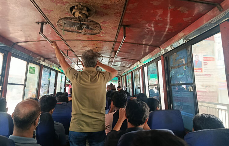 আজ সড়কে তুলনামূলক যানবাহন কম থাকলে চলাচল স্বাভাবিক।