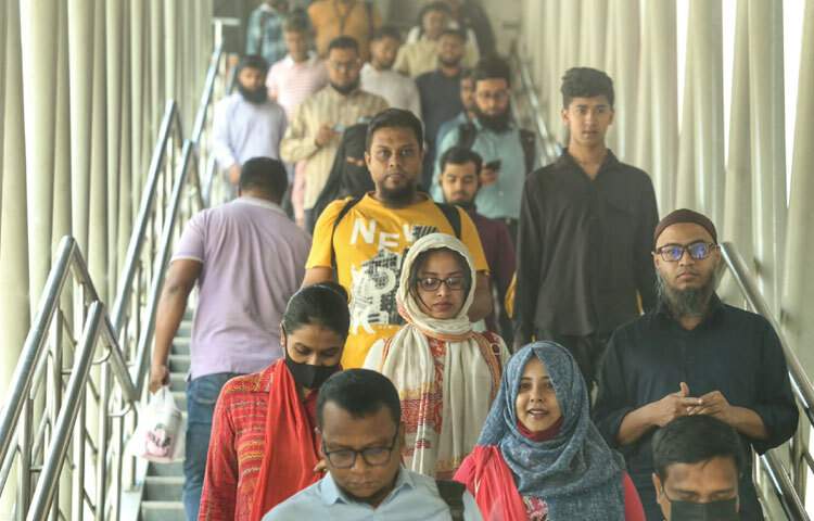 সড়কে বের হলেই চোখে পড়ে অফিসমুখী মানুষের ব্যস্ততা।