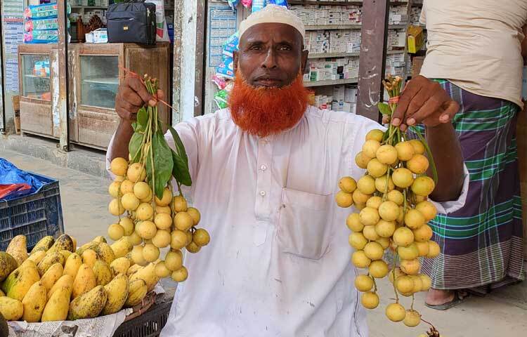 পাহাড়ের মানুষ লটকন চাষে অর্থনৈতিক সমৃদ্ধির স্বপ্ন দেখছে। ছবি: মুজিবুর রহমান ভুইয়া