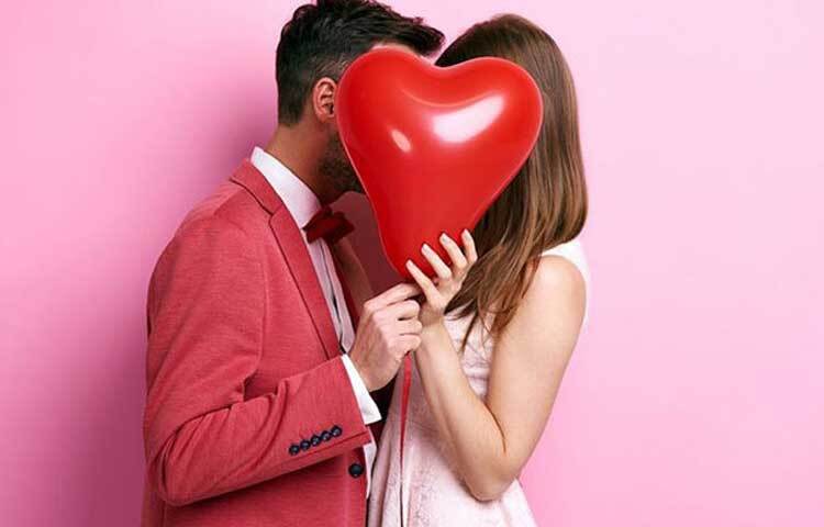 ১৪ ফেব্রুয়ারি ভ্যালেন্টাইন্স ডে। ভালোবাসার সপ্তাহের শেষ দিনটি হলো ভ্যালেন্টাইনস ডে। নিজের ভালোবাসাকে চূড়ান্ত পর্যায় পৌঁছাতে এদিন প্রিয়জনের সঙ্গে যেতে পারেন লং ড্রাইভে বা ঘুরতে কিংবা ক্যান্ডেল লাইট ডিনার ডেটে। এদিন প্রিয়জনকে কার্ড, উপহার ও সারপ্রাইজে ভরিয়ে দিন।