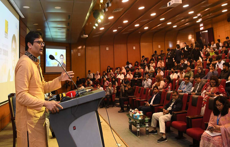 ঢাকায় নর্থ সাউথ বিশ্ববিদ্যালয়ের অডিটোরিয়ামে তারুণ্যের উৎসব ২০২৫ উদযাপন উপলক্ষ্যে জাতীয় নীতি প্রতিযোগিতায় প্রধান অতিথির বক্তৃতা করেন আন্তর্জাতিক বিষয় সংক্রান্ত প্রধান উপদেষ্টার বিশেষ দূত লুৎফে সিদ্দিকী। ছবি: পিআইডি