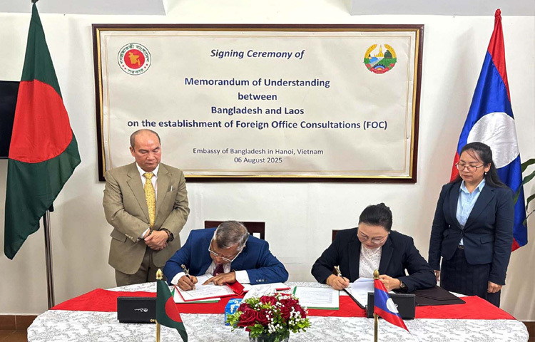 ভিয়েতনামে বাংলাদেশের রাষ্ট্রদূত মো. লুৎফর রহমান ও লাওসের রাষ্ট্রদূত খাম্ফাও এরন্থাভান হ্যানয়ে বাংলাদেশ দূতাবাসে দু’দেশের দ্বিপাক্ষিক সম্পর্ক জোরদারের লক্ষ্যে ফরেন অফিস কনসালটেশনস বিষয়ক সমঝোতা স্মারকে সই করেন। ছবি: পিআইডি
