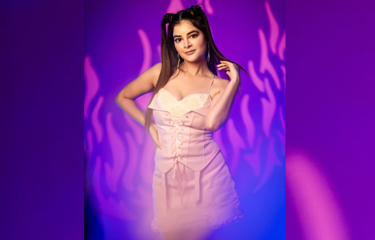 তার লাস্যময়ী ছবিতে ভালোবাসা ও মন্তব্য জানিয়েছেন ভক্ত-অনুরাগীরা। ছবি: ফেসবুক থেকে