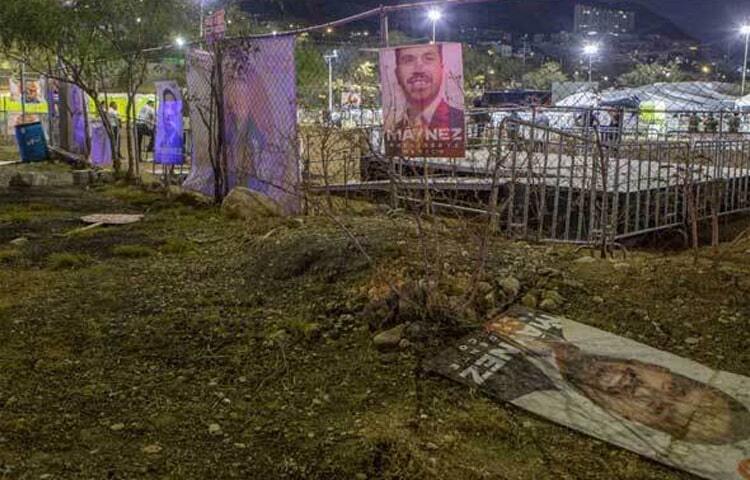 মেক্সিকোতে প্রেসিডেন্ট নির্বাচনের প্রচারণার সময় একটি স্টেজ ভেঙে পড়ার ঘটনায় ৯ জন নিহত হয়েছে। এছাড়া আহত হয়েছে আরও কমপক্ষে ৫০ জন। ছবি: এএফপি