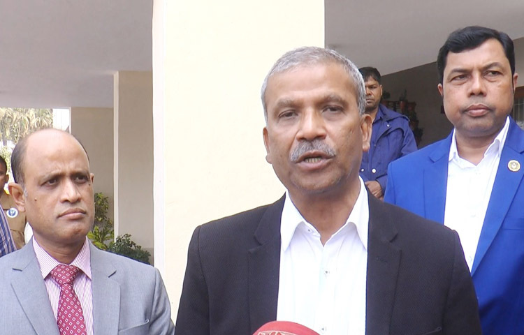 আইন উপদেষ্টা ড. আসিফ নজরুল বলেন, ‌‘দীর্ঘ ১৭ বছর পর একটি অবাধ ও সুষ্ঠু নির্বাচনের আয়োজন করেছে অন্তবর্তীকালীন সরকার।’ আজ দুপুরে মাদারীপুরের সার্কিট হাউজে সাংবাদিকদের সঙ্গে আলাপকালে তিনি এ কথা বলেন। ছবি: জাগো নিউজ