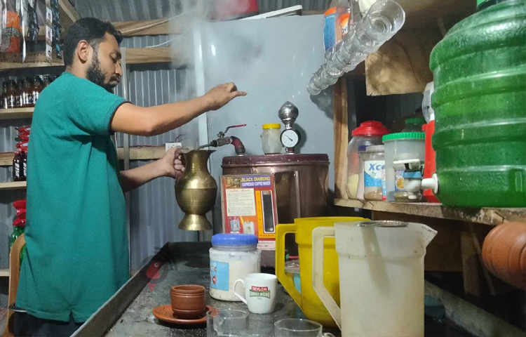 ইউটিউব দেখে চা বানিয়ে লাখ টাকা আয় করেন  মাদারীপুর সদর উপজেলার পাঁচখোলা ইউনিয়নের শাহরিয়ার মনির (৪০)। ছবি: আয়শা সিদ্দিকা আকাশী