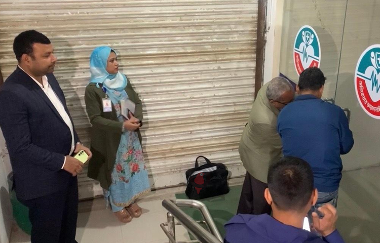 মাদারীপুরের শিবচর উপজেলার অনিবন্ধিত তিনটি ক্লিনিক ও ডায়াগনস্টিক সেন্টার সিলগালা করে দিয়েছেন ভ্রাম্যমাণ আদালত। ছবি: আয়শা সিদ্দিকা আকাশী