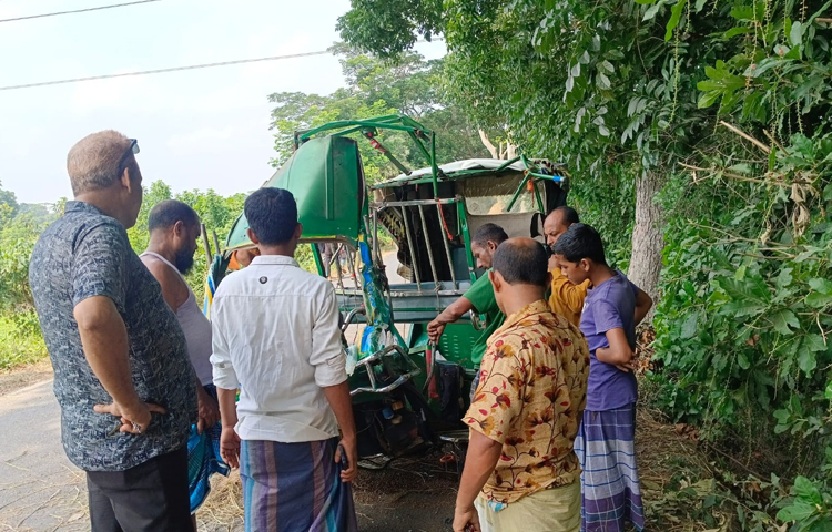 মাদারীপুরের রাজৈর উপজেলায় ট্রাকচাপায় ইজিবাইকের দুই যাত্রী নিহত হয়েছেন। ছবি: আয়শা সিদ্দিকা আকাশী