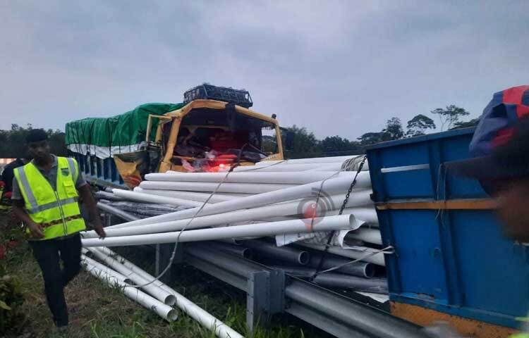 বঙ্গবন্ধু শেখ মুজিবুর রহমান এক্সপ্রেসওয়ের মাদারীপুরের শিবচরে দুটি ট্রাকের সংঘর্ষে দুই চালক নিহত হয়েছেন। ছবি: আয়শা সিদ্দিকা আকাশী