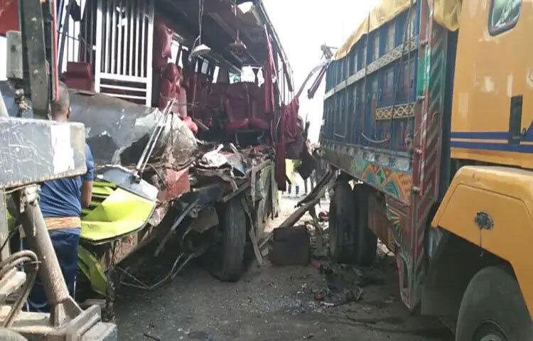 মাদারীপুর শিবচরে ঢাকা-ভাঙ্গা এক্সপ্রেসওয়েতে বাস ও ট্রাকের সংঘর্ষে তিনজন নিহত হয়েছেন। এছাড়াও আহত হয়েছেন কমপক্ষে ১৫ জন। ছবি: আয়শা সিদ্দিকা আকাশী
