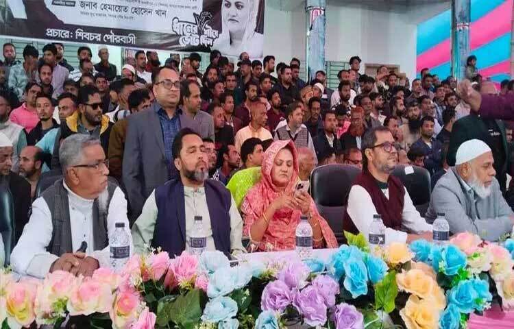 নির্বাচনকে সামনে রেখে মাদারীপুর-১ আসনের শিবচরে বিএনপিকে সমর্থন দিয়ে প্রকাশ্যে এসেছেন কার্যক্রম নিষিদ্ধ থাকা আওয়ামী লীগের বিপুল সংখ্যক নেতাকর্মী।