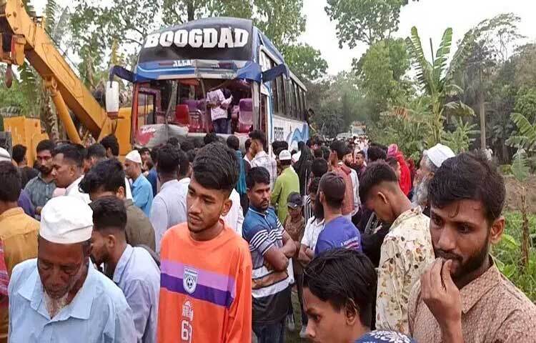 মাদারীপুর সদরের তাঁতিবাড়ি এলাকায় যাত্রীবাহী বাস ও তরমুজবোঝাই ট্রাকের মুখোমুখি সংঘর্ষে অন্তত ১৫ জন আহত হয়েছেন। ভোর ৬টার দিকে ওই এলাকার ঢাকা-বরিশাল মহাসড়কের এই দুর্ঘটনা ঘটে। এর ফলে মহাসড়কে প্রায় দুই ঘণ্টা যান চলাচল বন্ধ হয়ে দীর্ঘ যানজটের সৃষ্টি হয়।