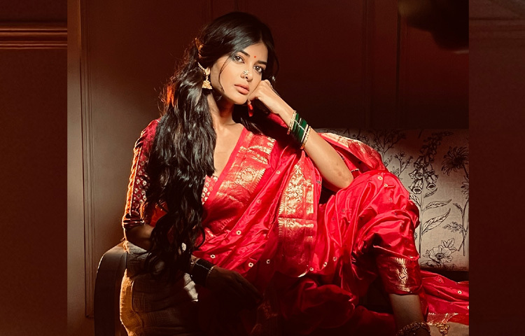 অভিনয়ের পাশাপাশি সৌন্দর্য নিয়েও আলোচনায় থাকেন এই অভিনেত্রী।