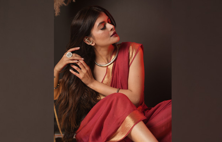 সুতি শাড়ি, খোলা চুল আর কাজল কালো চোখে লাস্যময়ী মধুমিতা।