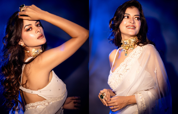 সাদা শাড়িতে হাস্যোজ্জ্বল নায়িকা।