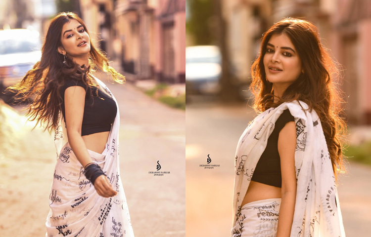 স্নিগ্ধ সকালে কিংবা স্বপ্নময় বিকেলে, বাহারি শাড়িতে মোড়ানো মধুমিতা যেন সময়কে থমকে দিতে জানেন।