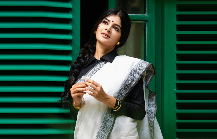 ফুলস্লিভ কালো ব্লাউজের সঙ্গে সাদা শাড়িতে নজরকাড়া অভিনেত্রী।