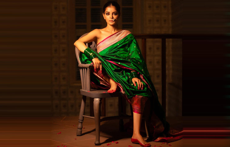 ক্যামেরা ক্লিকের সঙ্গে সঙ্গে কখনো মায়াবী, কখনো সাহসী, কখনো কোমল হয়ে ধরা দেন তিনি।