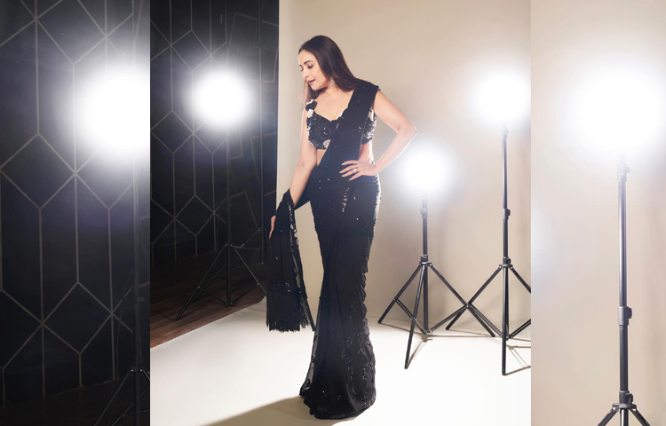 ক্যাপশনে লিখেছেন, ‘লাইট এবং পোজ’। ছবি: ইনস্টাগ্রাম