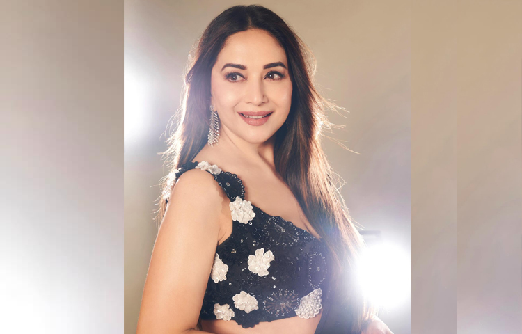 কালো শাড়িতে অনবদ্য মাধুরী দীক্ষিত। ছবি: ইনস্টাগ্রাম