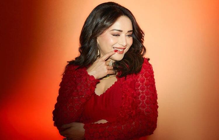 একই সঙ্গে সোশ্যাল মিডিয়াতেও বেশ সরব এই লাস্যময়ী অভিনেত্রী। বিভিন্ন সময় নানা রকম সাজে ধরা দেন তিনি। ছবি: ইনস্টাগ্রাম