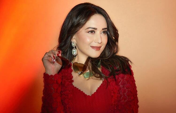 সম্প্রতি লাল রঙের পোশাকে বেশকিছু ছবি শেয়ার করেছেন মাধুরী। সেখানেই অপরূপ রূপে ধরা দিয়েছেন অভিনেত্রী। ছবি: ইনস্টাগ্রাম