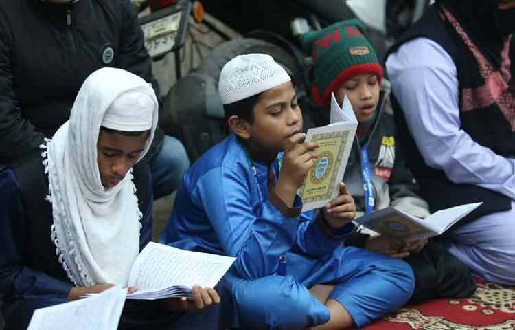 সাবেক প্রধানমন্ত্রী ও বিএনপি চেয়ারপারসন বেগম খালেদা জিয়ার জন্য রাজধানীর এভারকেয়ার হাসপাতালের সামনে কোরআন তেলাওয়াত করছেন মাদরাসার শিক্ষক ও শিশু শিক্ষার্থীরা।